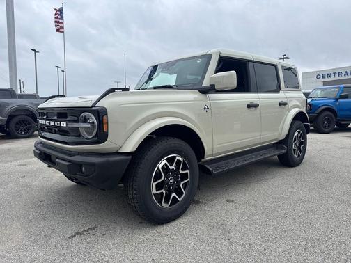 Desert Sand 2026 Ford Bronco Outer Banks