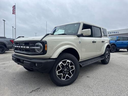 Desert Sand 2026 Ford Bronco Outer Banks