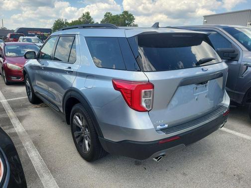 ICONIC SILVER METALLIC 2024 Ford Explorer XLT