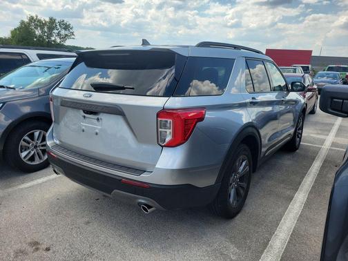 ICONIC SILVER METALLIC 2024 Ford Explorer XLT