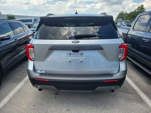 ICONIC SILVER METALLIC 2024 Ford Explorer XLT