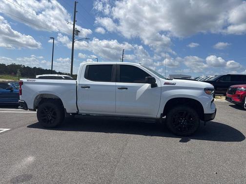 Summit White 2022 Chevrolet Silverado 1500 Custom Trail Boss