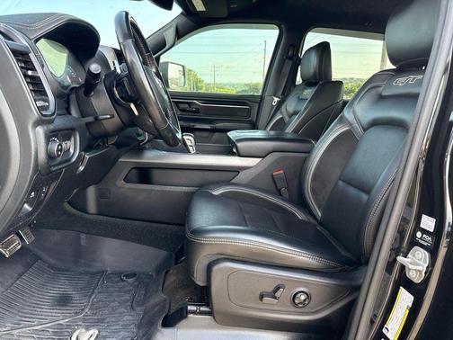 Diamond Black Crystal Pearlcoat 2022 RAM 1500 Laramie