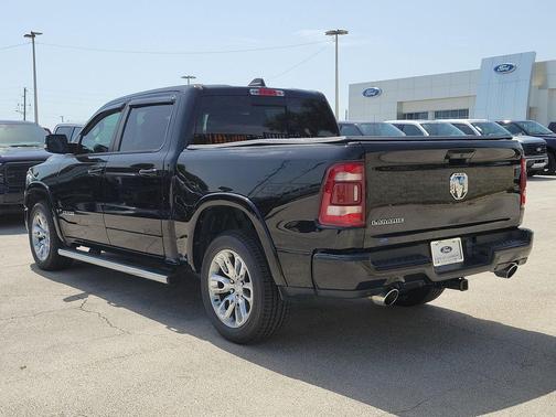Diamond Black Crystal Pearlcoat 2022 RAM 1500 Laramie