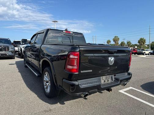 Diamond Black Crystal Pearlcoat 2022 RAM 1500 Laramie