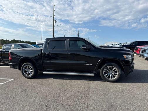 Diamond Black Crystal Pearlcoat 2022 RAM 1500 Laramie