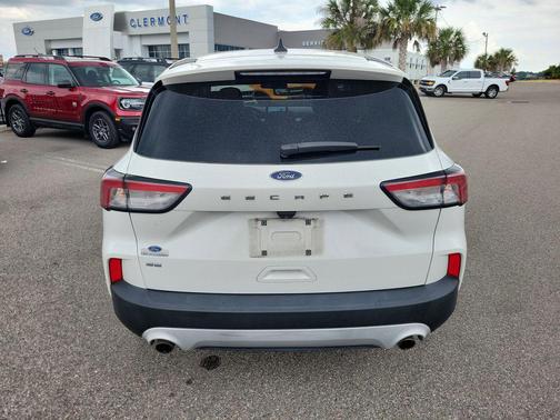 STAR WHITE METALLIC TRI-COAT 2022 Ford Escape SE