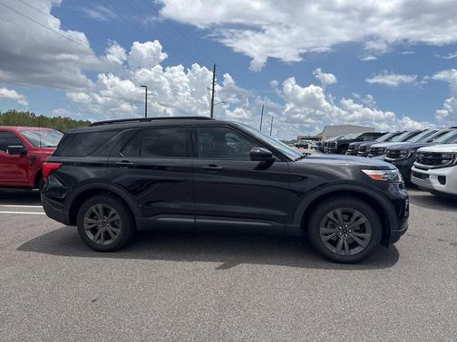 AGATE BLACK METALLIC 2022 Ford Explorer XLT