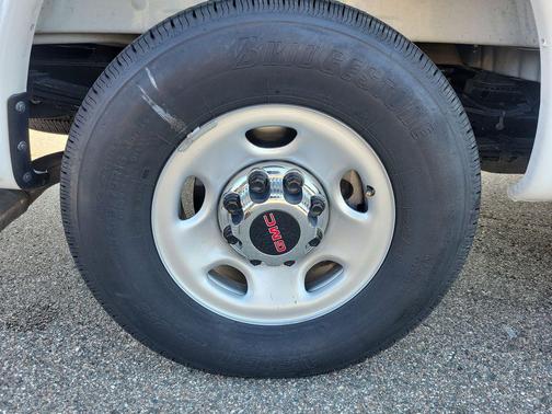 Summit White 2025 GMC Savana 3500 RWD 3500 Extended Wheelbase LT