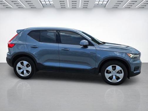 2022 Volvo XC40 T4 Momentum
