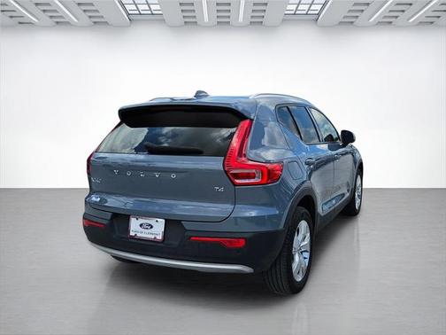 2022 Volvo XC40 T4 Momentum