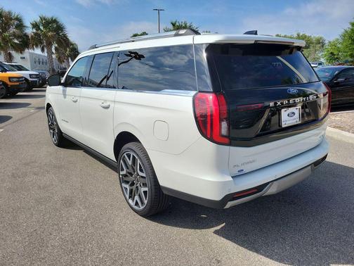 Star White Metallic Tri-Coat 2026 Ford Expedition Max Platinum