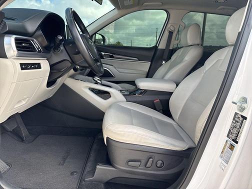 Glacial White Pearl 2022 Kia Telluride S