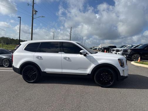 Glacial White Pearl 2022 Kia Telluride S