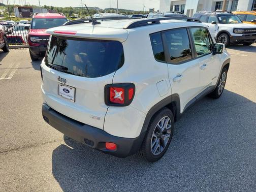 Alpine White 2016 Jeep Renegade Latitude