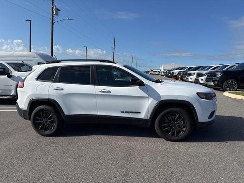Bright White Clearcoat 2023 Jeep Cherokee Altitude