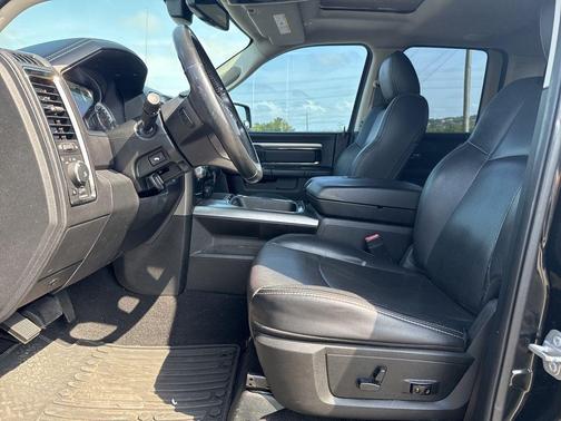 Brilliant Black Crystal Pearlcoat 2017 RAM 1500 Night Quad Cab 4x2 6'4' Box