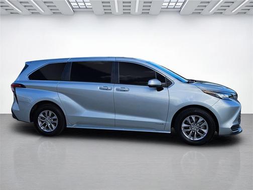 2021 Toyota Sienna LE