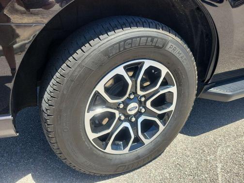 AGATE BLACK METALLIC 2024 Ford Expedition XLT