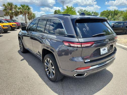 Baltic Gray Metallic Clearcoat 2023 Jeep Grand Cherokee Overland