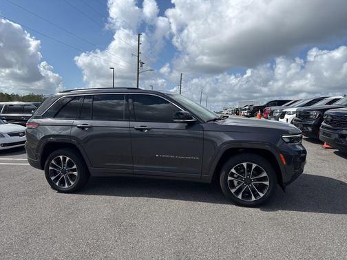 Baltic Gray Metallic Clearcoat 2023 Jeep Grand Cherokee Overland