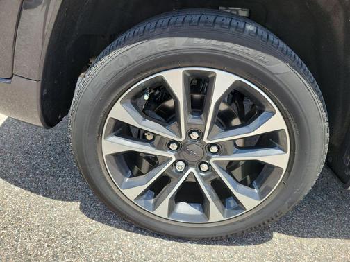 Baltic Gray Metallic Clearcoat 2023 Jeep Grand Cherokee Overland