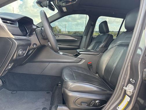 Baltic Gray Metallic Clearcoat 2023 Jeep Grand Cherokee Overland