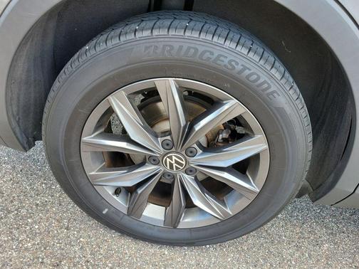 Platinum Gray Metallic 2022 Volkswagen Tiguan 2.0T SE