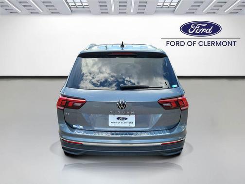 Platinum Gray Metallic 2022 Volkswagen Tiguan 2.0T SE