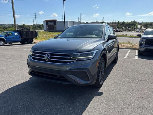 Platinum Gray Metallic 2022 Volkswagen Tiguan 2.0T SE