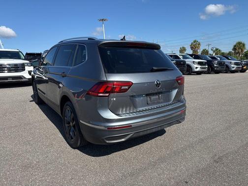 Platinum Gray Metallic 2022 Volkswagen Tiguan 2.0T SE