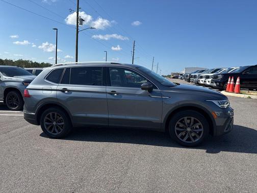 Platinum Gray Metallic 2022 Volkswagen Tiguan 2.0T SE