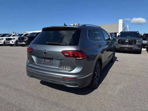 Platinum Gray Metallic 2022 Volkswagen Tiguan 2.0T SE