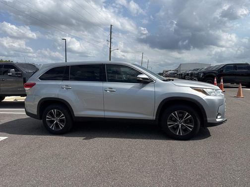Celestial Silver Metallic 2019 Toyota Highlander LE