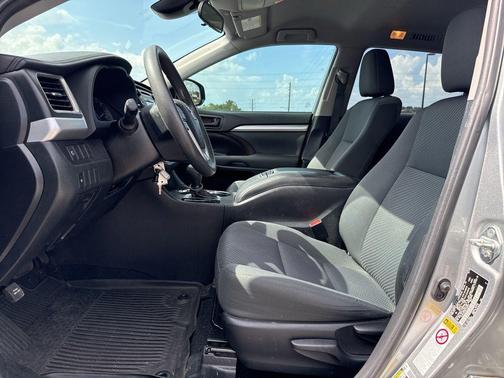 Celestial Silver Metallic 2019 Toyota Highlander LE