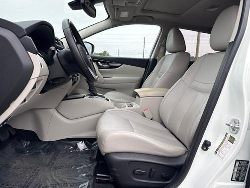Pearl White Tricoat 2019 Nissan Rogue Sport SL