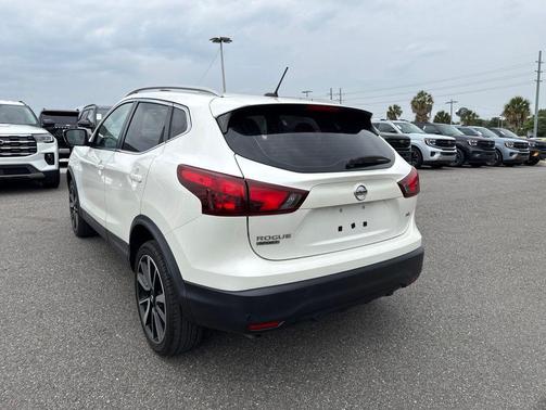Pearl White Tricoat 2019 Nissan Rogue Sport SL