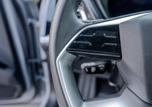 2022 Audi e-tron Premium Plus