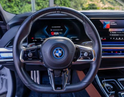 Mineral White Metallic 2024 BMW i7 xDrive60