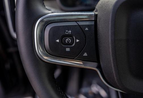 2025 Volvo XC40 B5 Plus Dark Theme