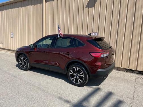 Photo 3 of 17 of 2021 Ford Escape SE