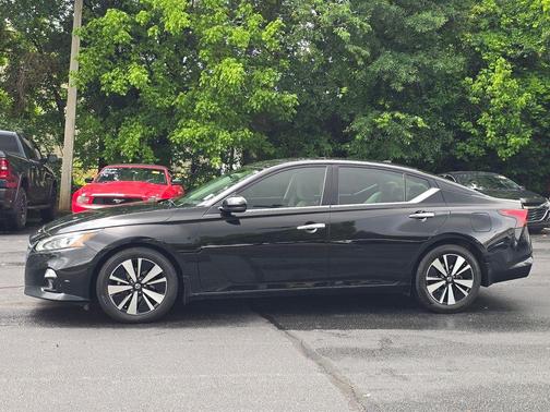 Black 2019 Nissan Altima 2.5 SV