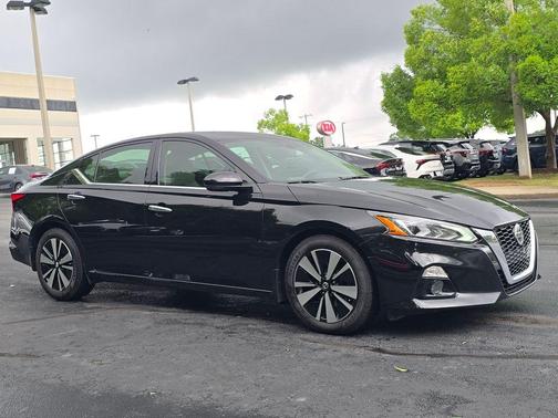 Black 2019 Nissan Altima 2.5 SV