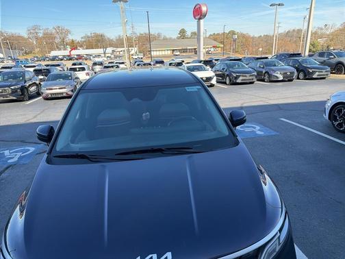 2024 Kia Carnival LX