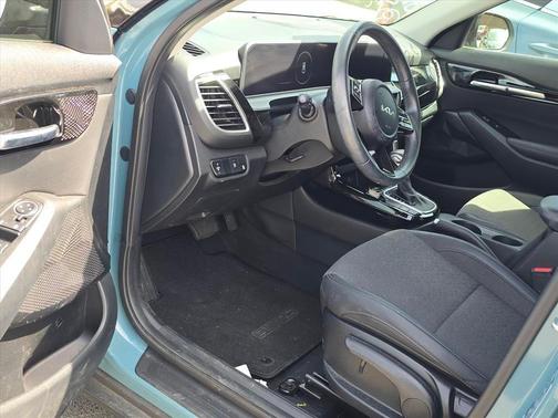 Blue / Black 2024 Kia Seltos S