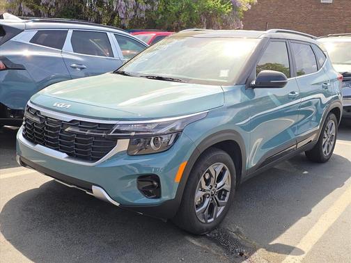 Blue / Black 2024 Kia Seltos S