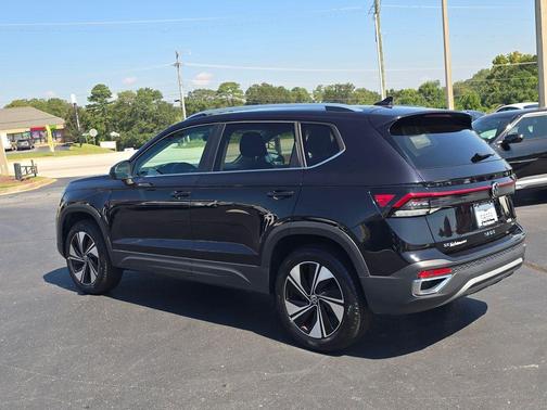 Deep Black Pearl Effect 2025 Volkswagen Taos 1.5T SE