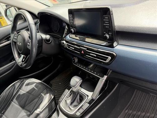 Dark Ocean Blue / White Roof 2023 Kia Seltos S