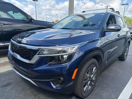 Dark Ocean Blue / White Roof 2023 Kia Seltos S