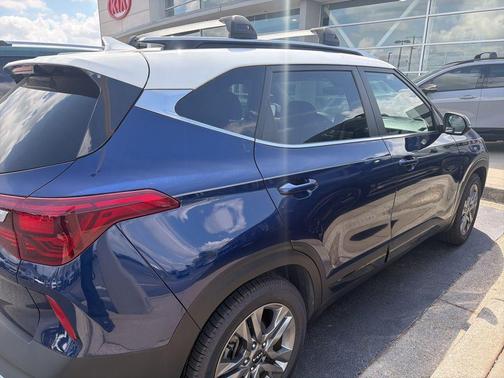 Dark Ocean Blue / White Roof 2023 Kia Seltos S
